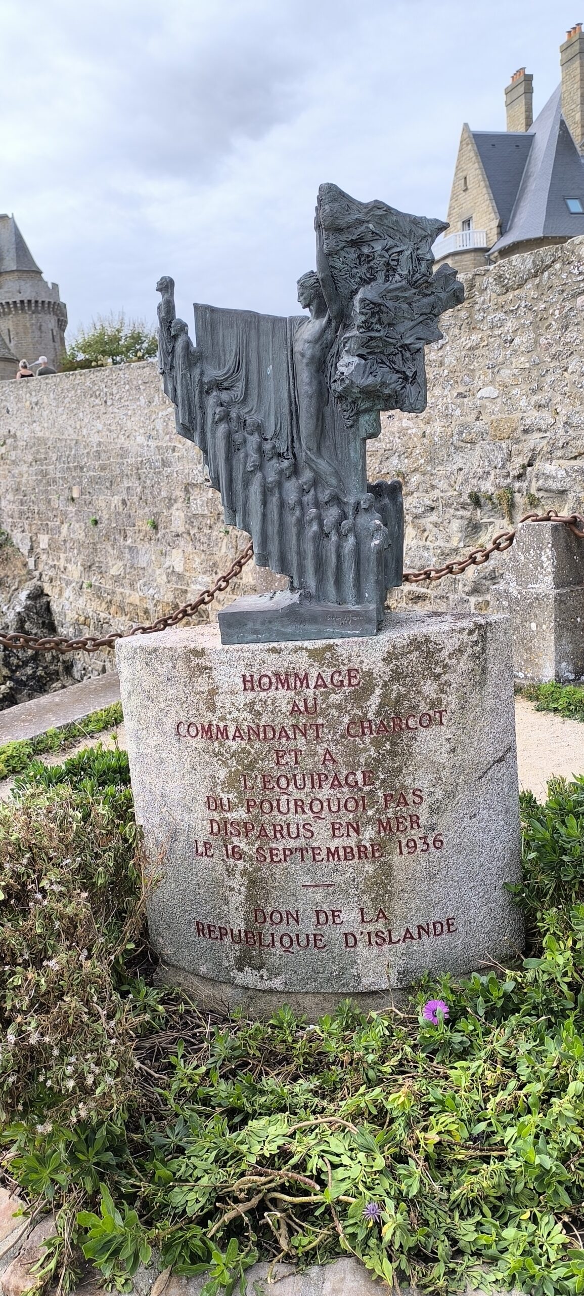 Hommage au Commandant Charcot et équipage